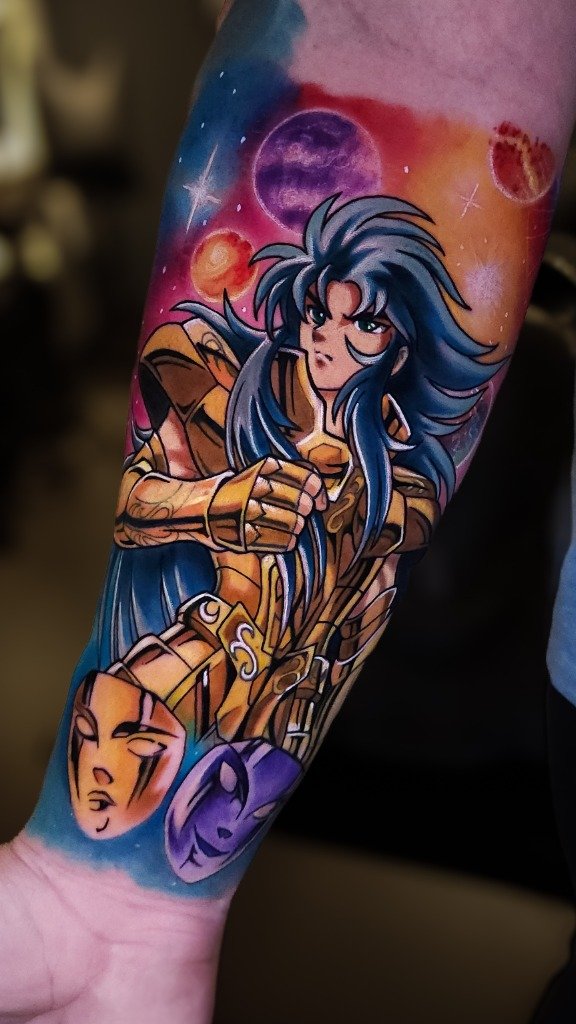 Tatuaje a color de Saga de Géminis en el brazo