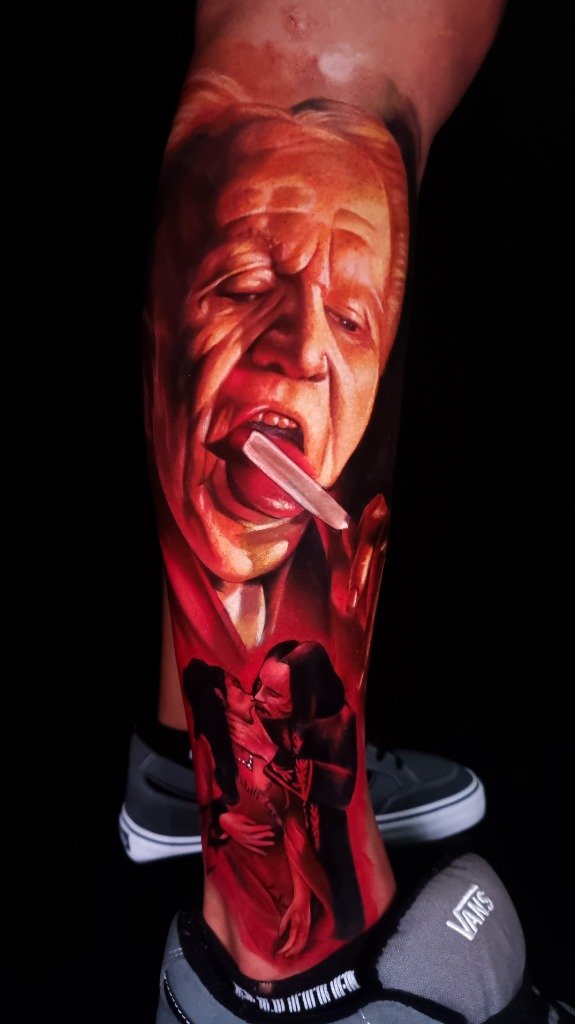 Tatuaje realista a color de Drácula de Bram Stoker en la pierna
