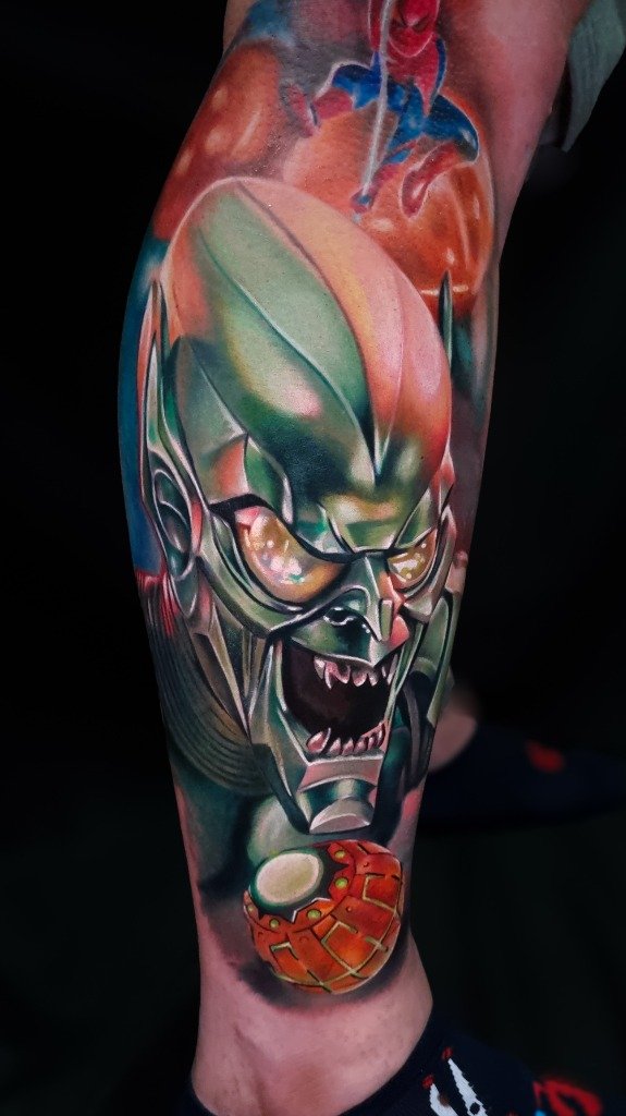 Tatuaje a color de Duende Verde y Spider-Man en la pierna