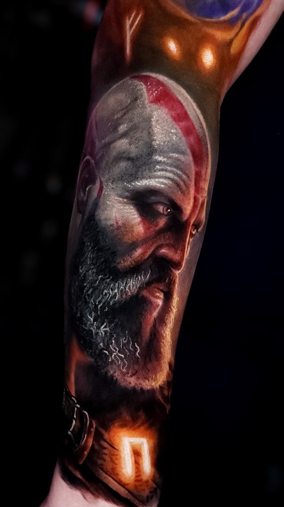 Tatuaje realista a color de Kratos de God of War