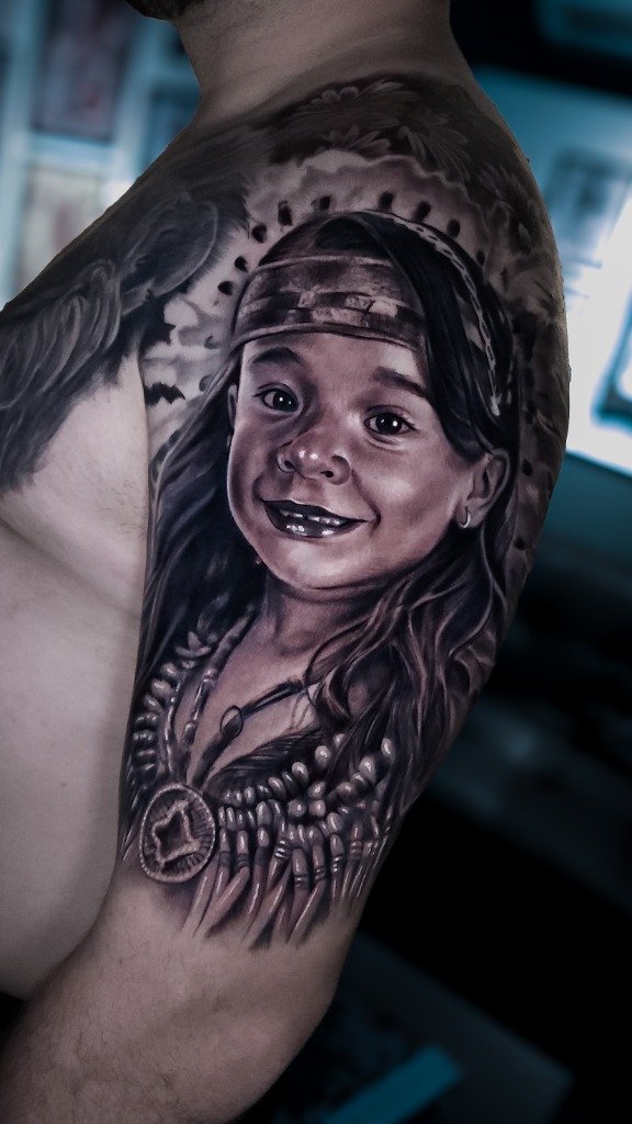 Tatuaje Realista de Retrato Infantil Exclusivo