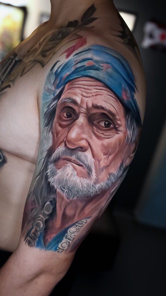 Tatuaje Realista a Color de Retrato de Anciano con Bandana