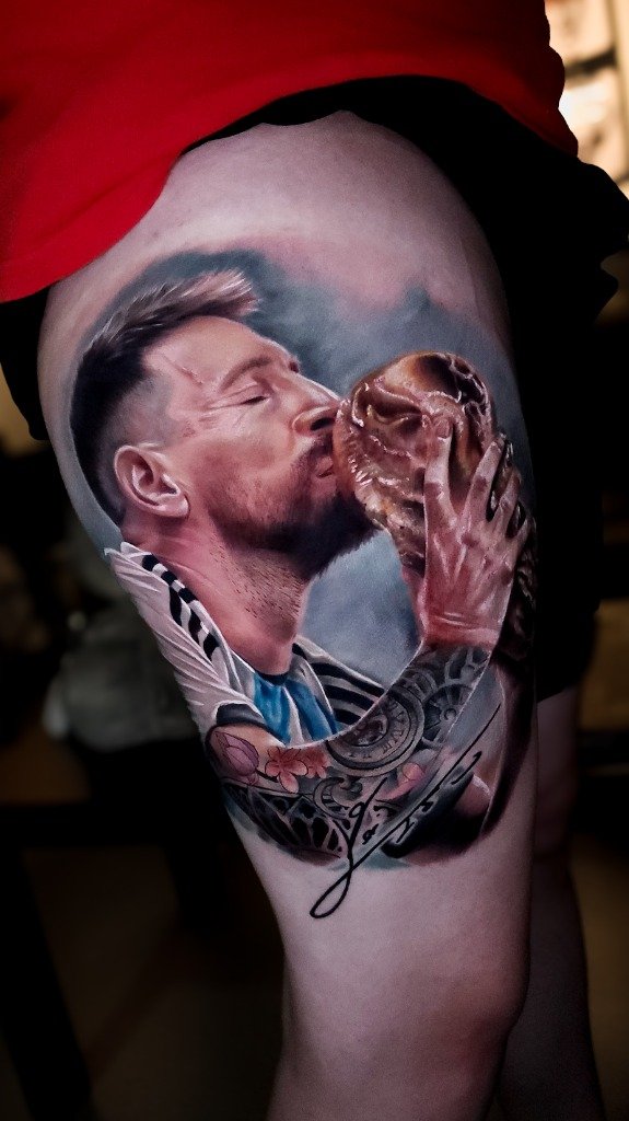 Tatuaje Realista de Lionel Messi Besando la Copa del Mundo