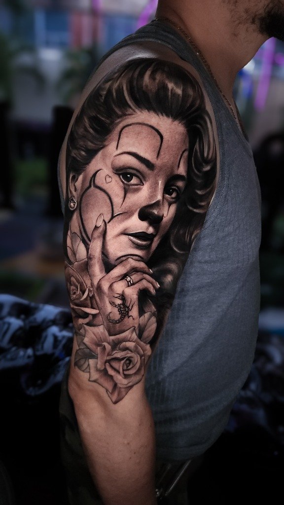 Tatuaje Realista de Retrato de Catrina Clown en Sombras