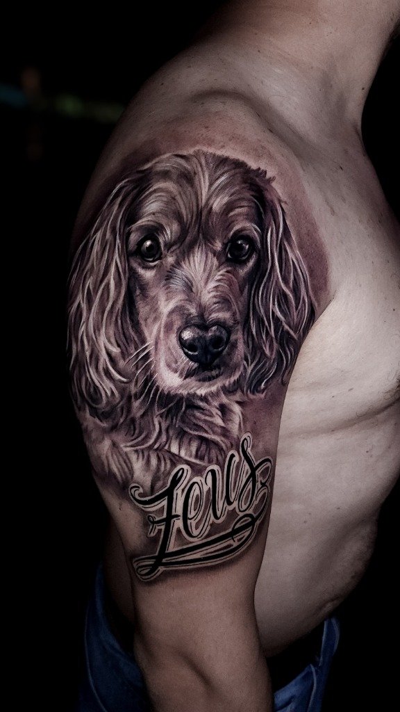 Tatuaje Realista de Retrato de Perro Zeus en Sombras