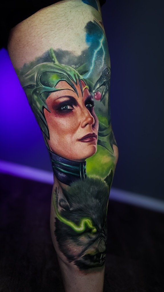 Tatuaje Realista a Color de Hela de Marvel en la Pierna