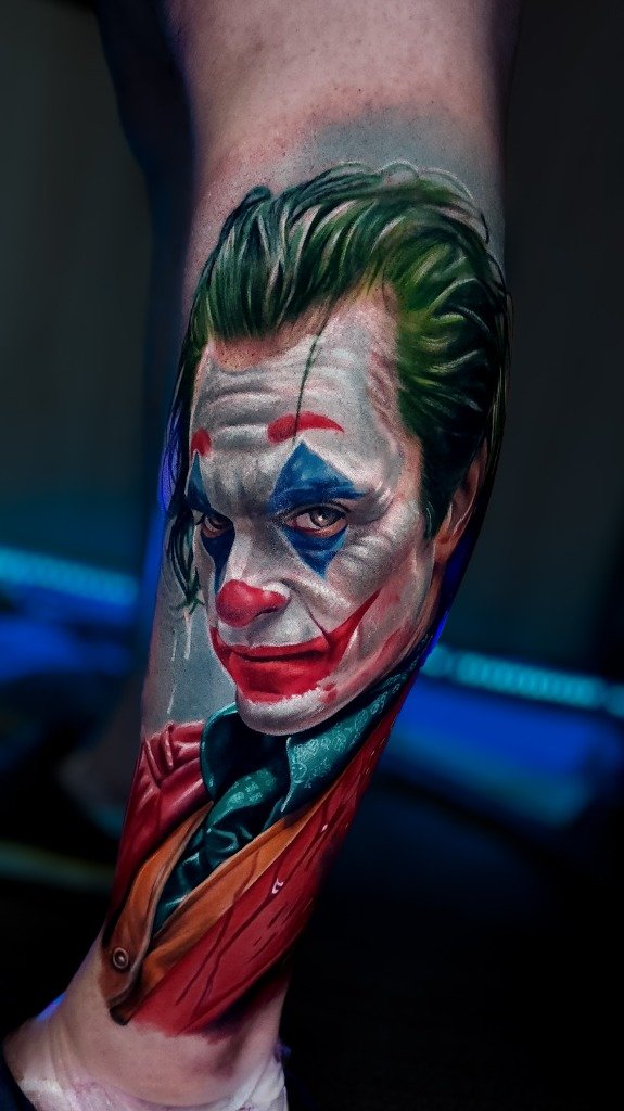 Tatuaje Realista a Color del Joker en la Pierna