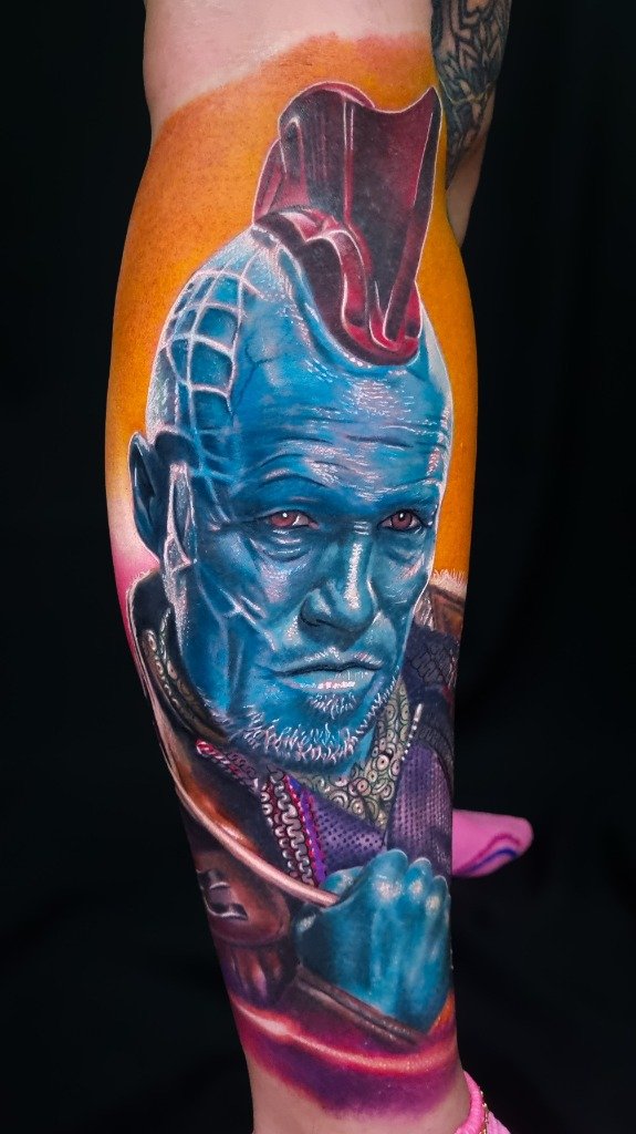 Tatuaje realista a color de Yondu de Guardianes de la Galaxia en la pantorrilla