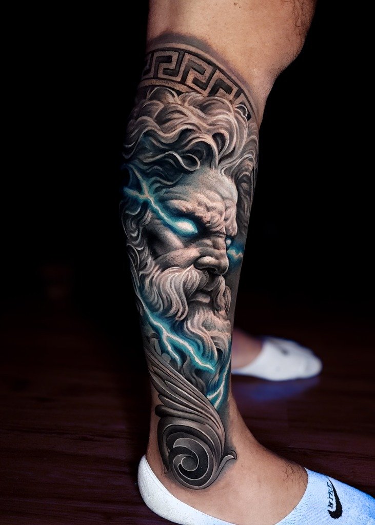 Tatuaje de Dios Griego Zeus en Pierna