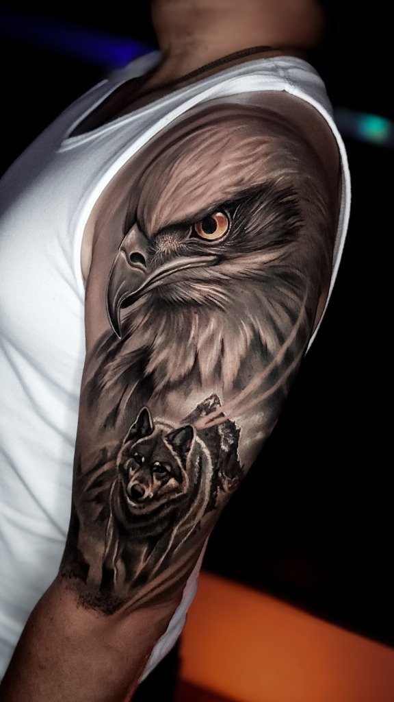 Tatuaje de Águila y Lobo en Sombras