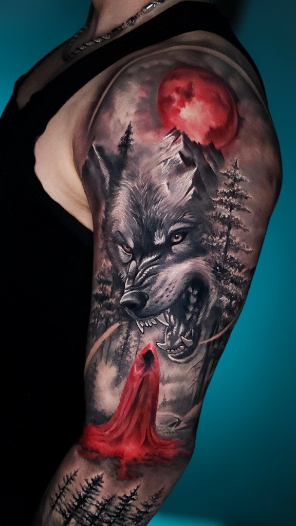Tatuaje de Lobo y Caperucita Roja en el Brazo