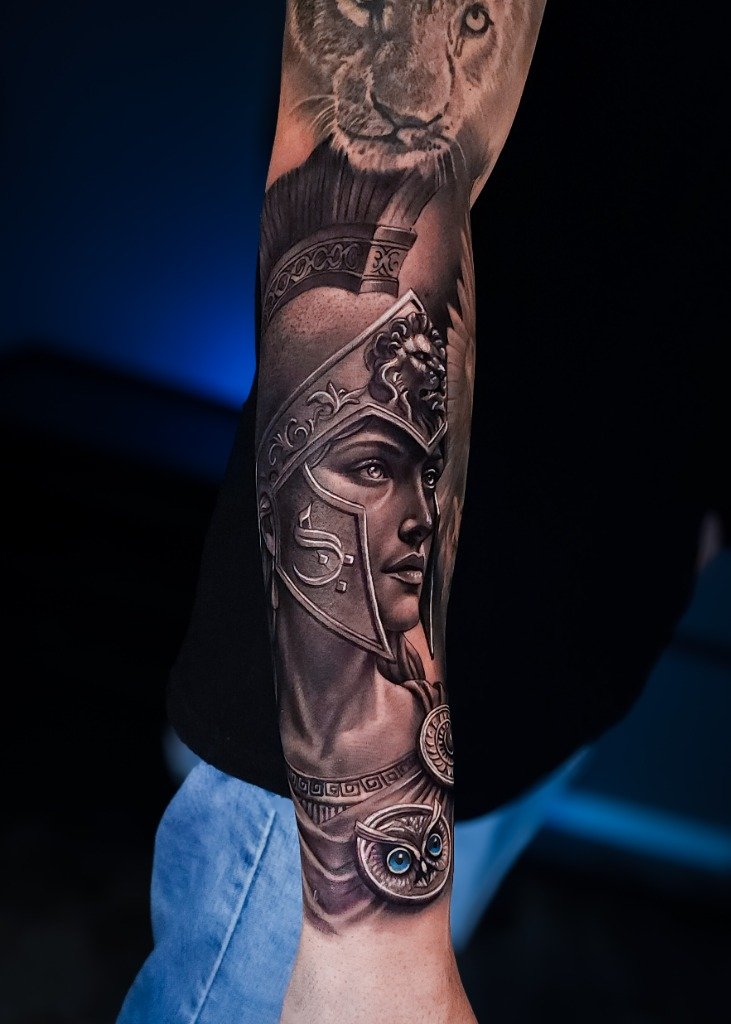 Tatuaje de Guerrera Espartana en Sombras