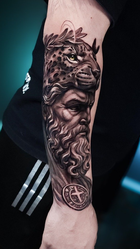 Tatuaje de Hércules con Piel de Jaguar en Sombras