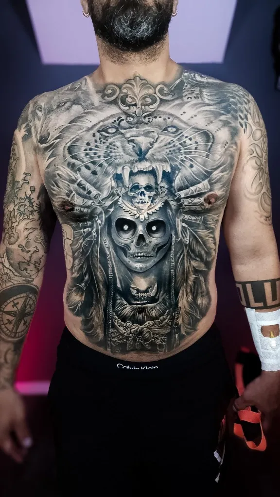 Tatuaje Realista en Sombras de León en el Pecho sin Dolor