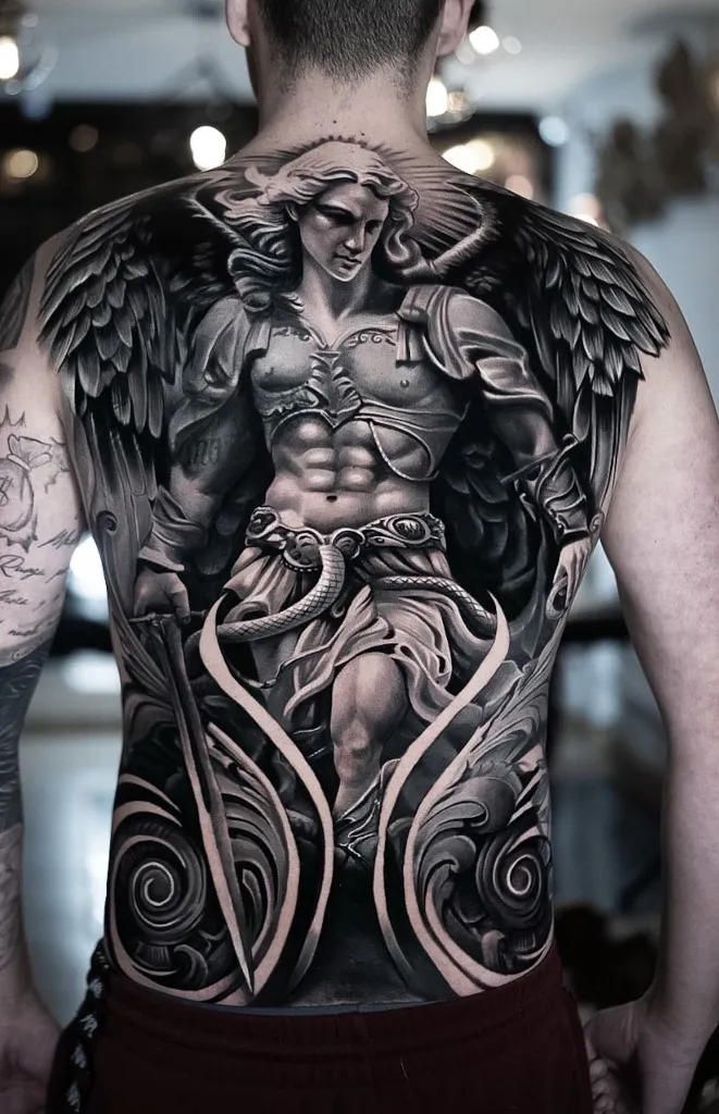 Tatuaje de Arcángel Miguel en la Espalda Completa sin Dolor