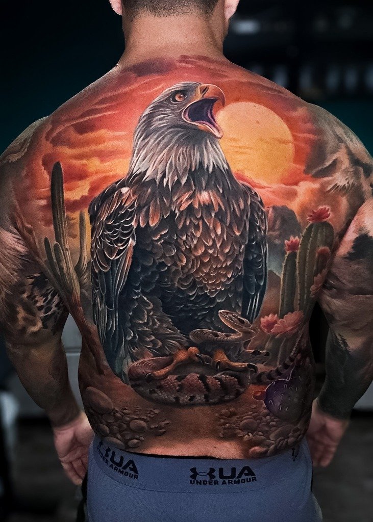 Tatuaje a color de águila y serpiente en la espalda completa sin dolor