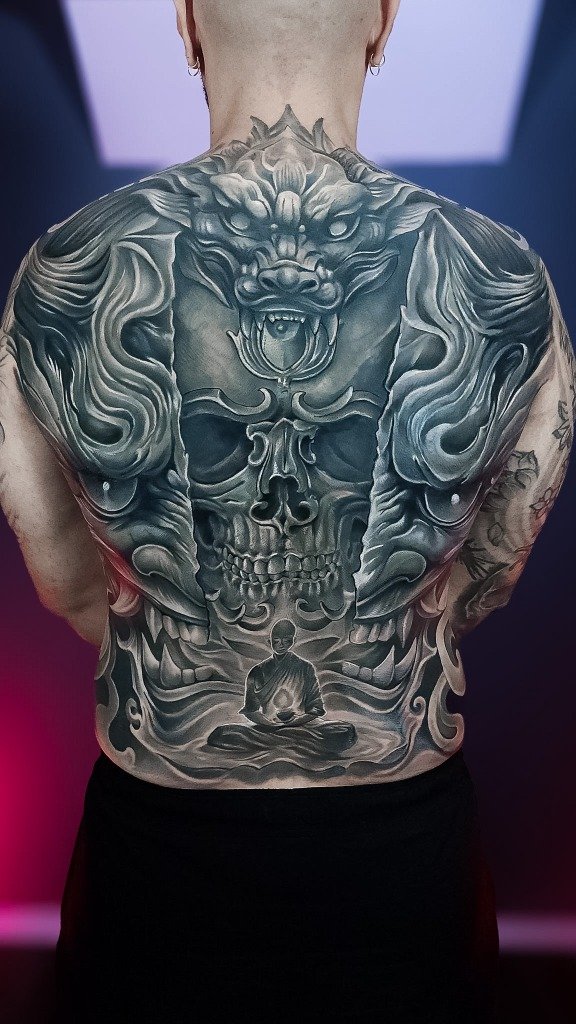 Tatuaje de demonio oni y calavera en sombras en la espalda completa sin dolor