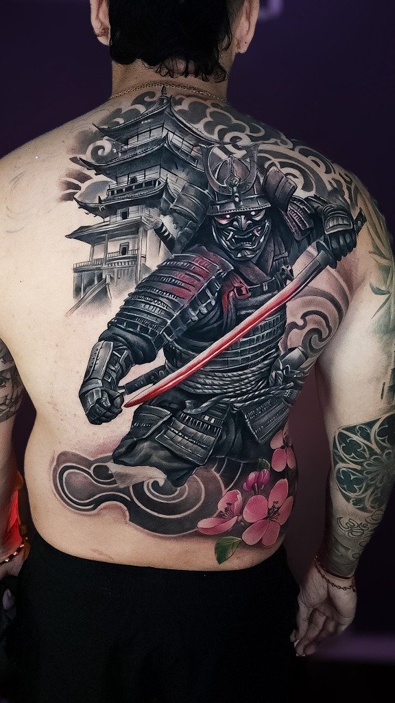 Tatuaje de guerrero samurai en sombras y color en la espalda completa sin dolor